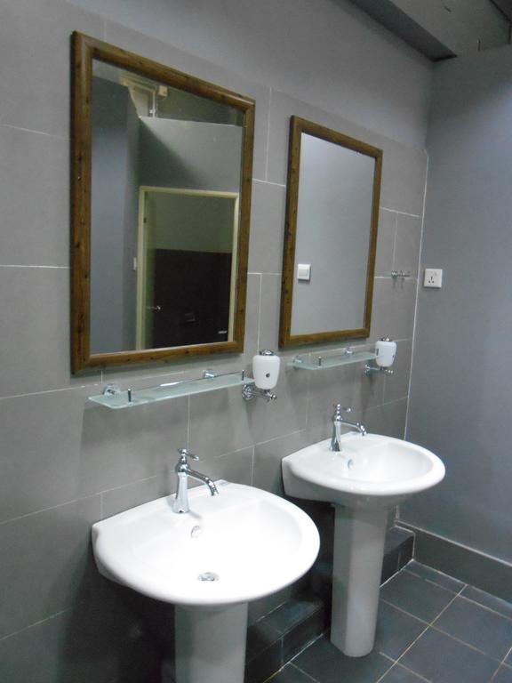 Four Rivers Youth Hostel Yangon Phòng bức ảnh